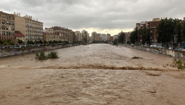 Aspecto que presenta el río Guadalmedina a su paso por Málaga este miércoles