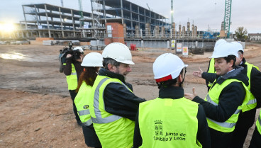 El presidente de la Junta de Castilla y León, Alfonso Fernández Mañueco, acompañado por el consejero de Sanidad, Alejandro Vázquez, visita las obras del nuevo hospital de Aranda de Duero