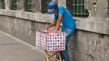 Niño vendiendo productos en la calle