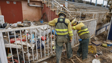 Varios bomberos trabajan en la limpieza del polideportivo municipal en Paiporta