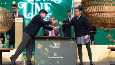 Francisco Moreno canta premios y Natalia Rodríguez Lirian canta número durante la celebración del Sorteo Extraordinario de la Lotería de Navidad 2023 en el Teatro Real de Madrid, a 22 de diciembre de 2023