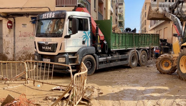 Camion en Benetússer ayudando tras la DANA