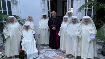 Religiosas Esclavas del Santísimo Sacramento y de la Inmaculada junto al obispo de Asidonia-Jerez, monseñor José Rico Pavés.