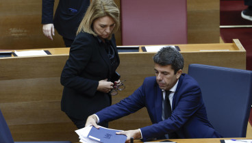 Mazón recoge la inmensa cantidad de folios que ha desglosado durante su intervención en las Cortes Valencianas