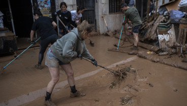 Varias personas colaboran en las labores de limpieza en Aldaia, Valencia