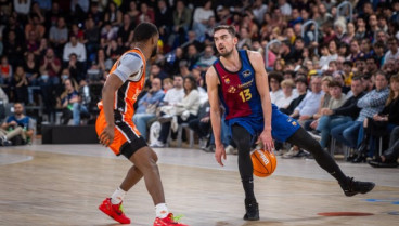 El blaugrana Satoransky ante Jean Montero en la visita del Valencia Basket al Palau