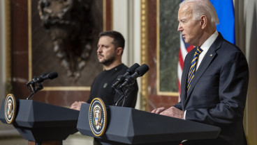 Joe Biden, a la derecha, responde a una pregunta durante una conferencia de prensa conjunta con el presidente ucraniano, Volodymyr Zelenskyy, a la izquierda, en la Sala de Tratados de la India de la Casa Blanca