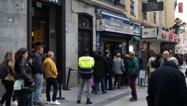 Varias personas hacen cola en la administración de Lotería de Doña Manolita, a 12 de noviembre de 2024, en Madrid