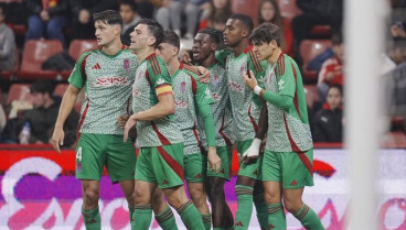 Los jugadores del Granada celebran uno de los goles de su equipo