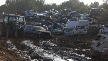 Coches amontonados y afectados por la DANA en Catarroja, Valencia