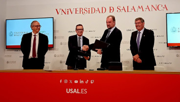 El rector Juan Manuel Corchado, y el director general de la empresa, José Ignacio García Gómez, suscriben un convenio para impulsar este innovador proyecto