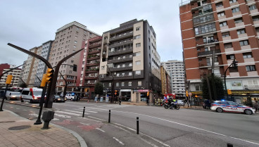 El edificio afectado por el incendio en la Avenida de la Constitución, en Gijón