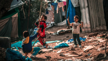 Uno niños juegan en la calle en Gaza