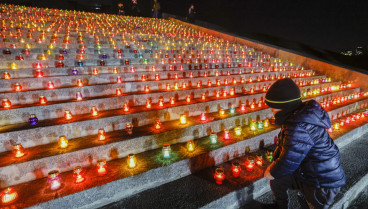 Los ucranianos encienden 1.000 velas para conmemorar los 1.000 días desde el inicio de la invasión a gran escala de Ucrania por parte de Rusia, durante una oración conjunta en la base del Monumento a la Madre Patria en Kiev, Ucrania, el 19 de noviembre de 2024