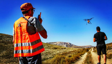 Lot Amorós usando uno de los drones para reforestar bosques