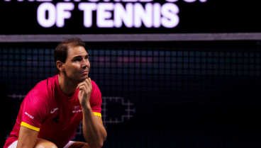 Rafa Nadal observa el vídeo de despedida en el Martín Carpena