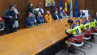 El presidente de la Diputación de Ourense, Luis Menor, recibe a los bomberos en el Pazo Provincial