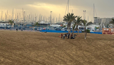 Jóvenes que pernoctan en la playa de Las Alcaravaneras