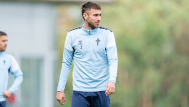 Óscar Mingueza, en el entrenamiento de esta mañana tras regresar a Vigo