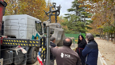 La alcaldesa de Huesca y el concejal de urbanismo en el comienzo de los trabajos de reparación