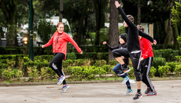 Una familia haciendo ejercicio al aire libre