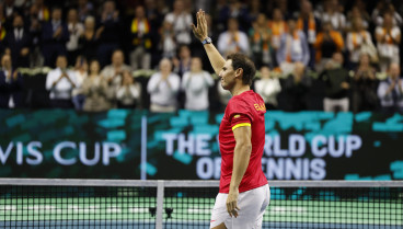 Rafa Nadal saluda a la afición durante el homenaje que recibió tras la derrota de España en la Copa Davis.