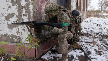 Los nuevos soldados de la 57ª Brigada Motorizada Otaman Kost Hordiienko practican técnicas de asalto en la región de Kharkiv, noreste de Ucrania