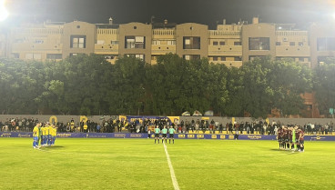 Orihuela y Águilas FC guardaron un minuto de silencio por las víctimas de la DANA de Valencia ante del comienzo del partido.