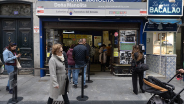 Varias personas hacen cola en la administración de Lotería de Doña Manolita, a 12 de octubre de 2024, en Madrid