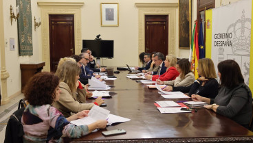 El subdelegado del Gobierno en Granada, José Antonio Montilla, a la derecha en la imagen, ha asistido a la comisión del PFEA