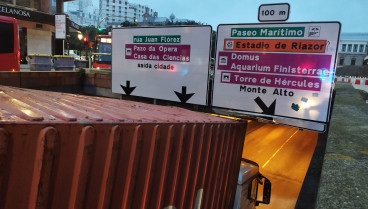 Camión atascado en el túnel de Juana de Vega (A Coruña)