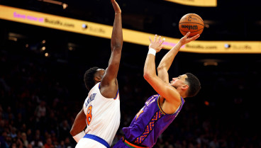 Devin Booker tirando a canasta