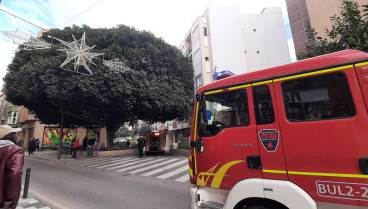 Camiones de bomberos en el lugar del incendio en el centro de Lorca