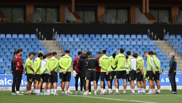 Charla de Imanol Alguacil al equipo durante un entrenamiento en Zubieta