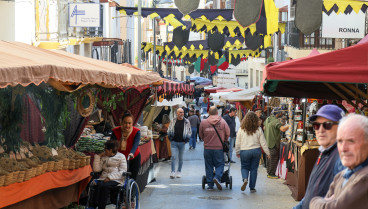 Una de las calles del casco histórico de Lorca en las que se ha instalado el mercado medieval