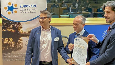 Rafael Martínez (centro) recoge en Bruselas (Bélgica) el certificado de renovación de la Carta Europea de Turismo Sostenible para el Parque Natural Sierras Subbéticas.