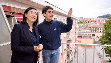 Yolanda Díez, concejala de vivienda de Bilbao, junto a Carlos Quiroga, un participante en el programa Jóvenes Solidarios