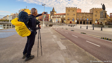 Un peregrino saca una foto en la plaza del Marqués, en Gijón