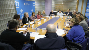 La reunión entre representantes del Gobierno autonómico y ayuntamientos se celebró en la plaza de España