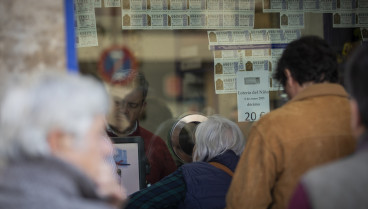 Varias personas hacen cola para comprar lotería para el Sorteo Extraordinario del Niño