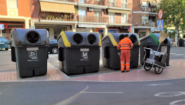 Un trabajador de Sadeco junto a unos contenedores.