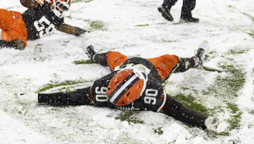 Maurice Hurst II (90) celebra la victoria haciendo un ángel de nieve.