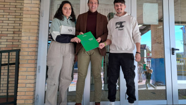 El presidente de la AECC de Ourense, Germán Rodríguez-Saá, junto al director del centro educativo y la coordinadora de actividades extraescolares