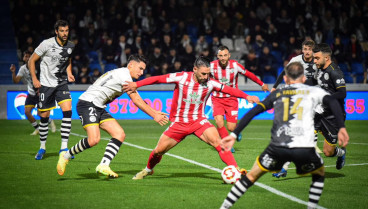 Kike Márquez, del Zamora CF, controla el balón ante Unionistas