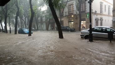 Calle Porvera en Jerez con agua acumulada por las lluvias de la Dana que atravesó la provincia