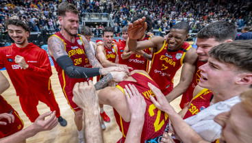 Los jugadores de la selección española celebran la victoria al final del partido