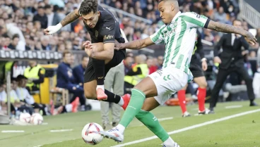 Vitor Roque disputa un balon durante el choque