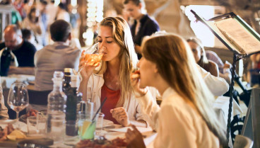 Chicas comiendo en un restaurante