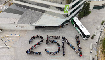 Mosaico humano con motivo del 25N en la explanada de acceso de la Diputación de Granada