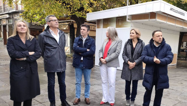 La alcaldesa de Granada, Marifrán Carazo, a la izquierda en la imagen, acompañada de los ediles Juan Ramón Ferreira, Jorge Saavedra, Carolina Amate, Ana Agudo y Francisco Almohalla